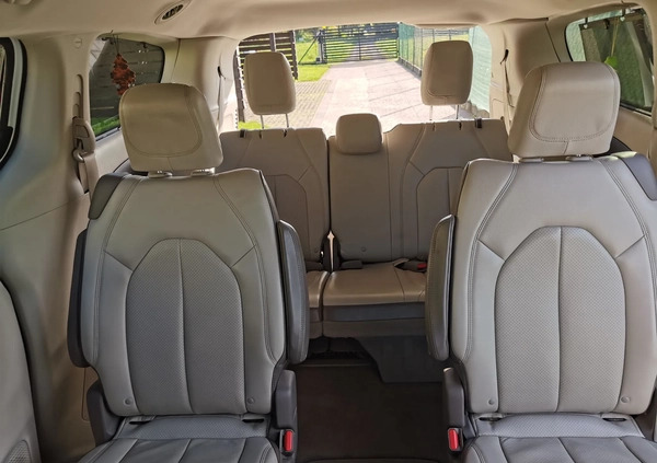 Chrysler Pacifica cena 98500 przebieg: 196900, rok produkcji 2017 z Rzeszów małe 781